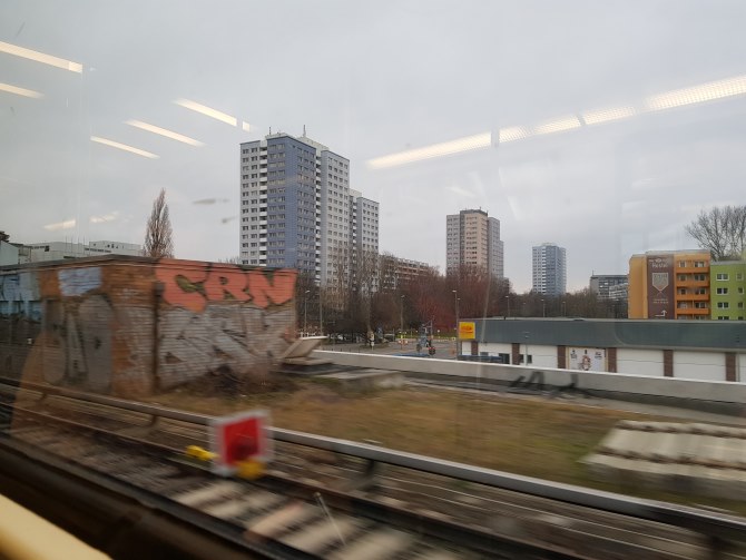 Pogled iz nadzemne željeznice na sive kvartove istočnog Berlina
