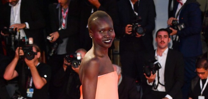 Alek Wek očarala u koraljnoj haljini i asimetričnim sandalama