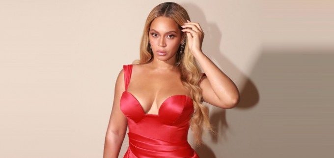 Beyonce visokim prorezom nadmašila Angelinu Jolie