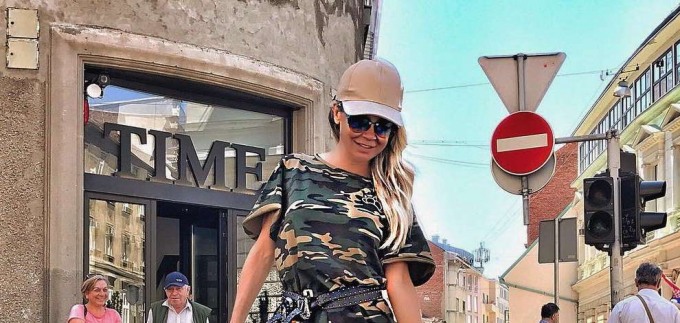 Street style recept Maje Šuput: Kamuflažni print i lude sandale