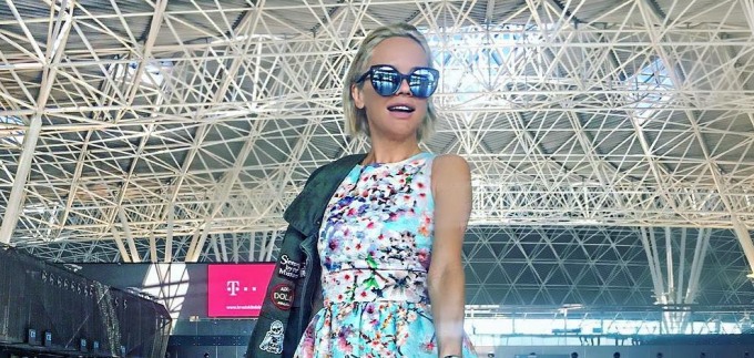 Maja Šuput u cvjetnoj Elfs haljini i opakim Dsquared2 sandalama