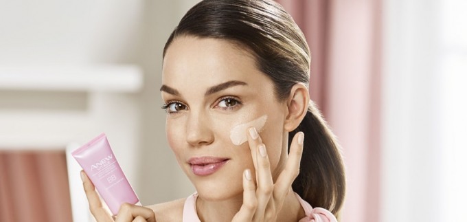 Od čišćenja do šminke: 5 savjeta za savršenu kožu mlade žene
