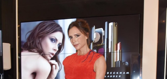 Ozbiljna, kao i uvijek: Victoria Beckham pokazala kako nositi crvenu